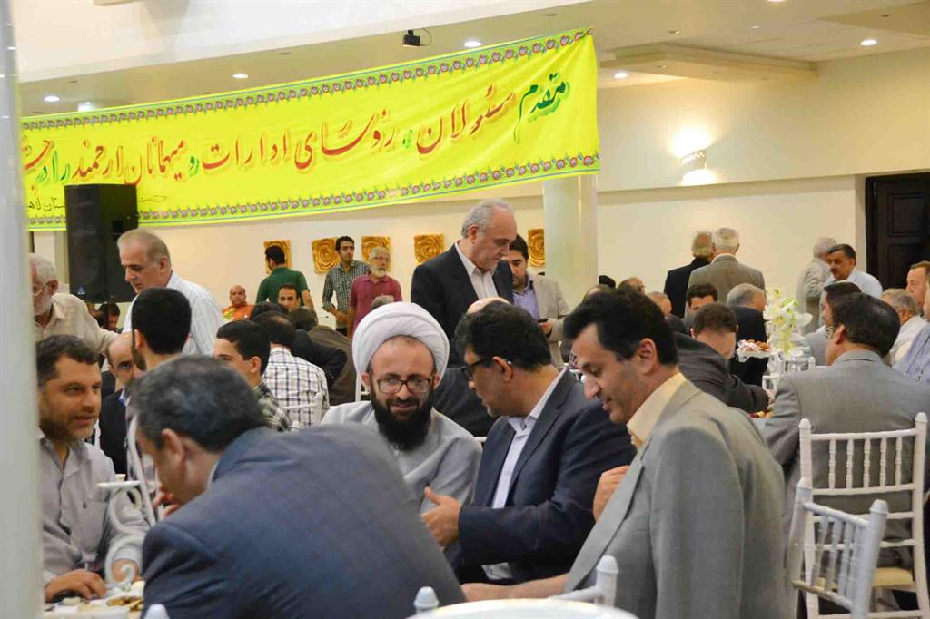 كمك نقدي شهردار لاهيجان در جشن گلريزان آزادي زندانيان نيازمند 